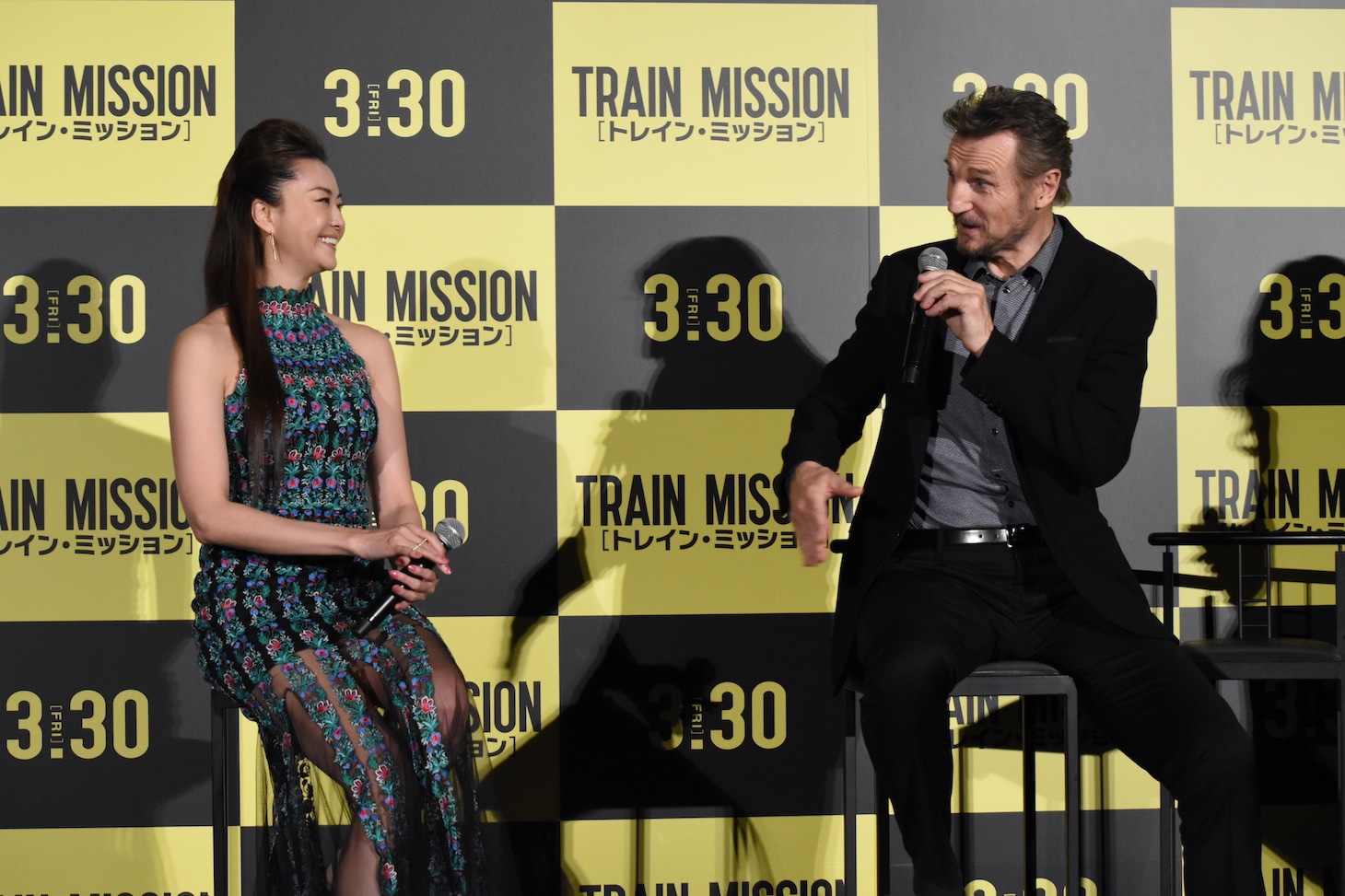 左から観月ありさ、リーアム・ニーソン。