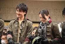 左から勝也、宮原華音。