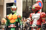 左から仮面ライダーアマゾンオメガ、仮面ライダーアマゾンアルファ。