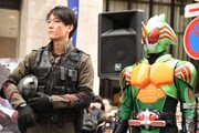 左から俊藤光利、仮面ライダーアマゾンオメガ。