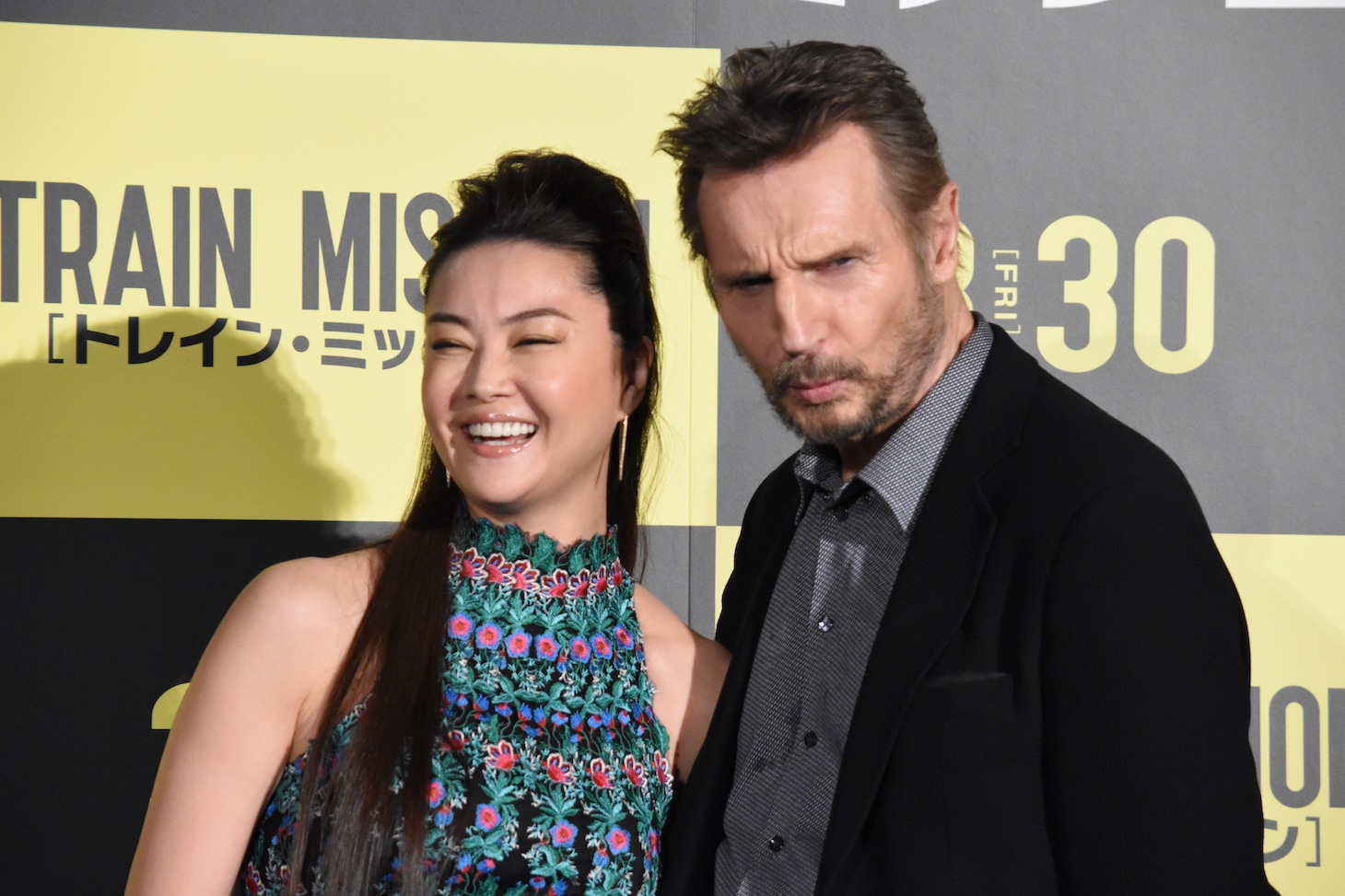 決め顔をするリーアム・ニーソン（右）、笑顔の観月ありさ（左）。