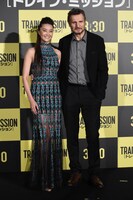 左から観月ありさ、リーアム・ニーソン。