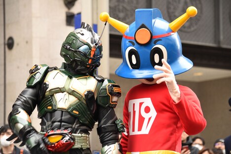 左から仮面ライダーアマゾンネオアルファ、キュータ。