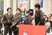 挨拶する俊藤光利（右）。