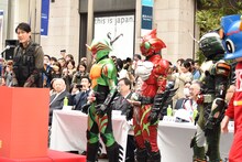 挨拶する俊藤光利（左）。