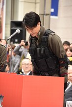 挨拶する俊藤光利。