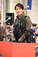 挨拶する俊藤光利。