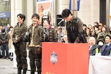 「仮面ライダービルドが来なくて、お子様の皆さんどうもすみませんでした！」と頭を下げる俊藤光利（右）。