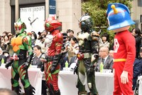 左から仮面ライダーアマゾンオメガ、仮面ライダーアマゾンアルファ、仮面ライダーアマゾンネオアルファ、キュータ。