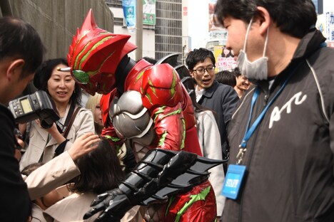 子供と交流する仮面ライダーアマゾンアルファ。