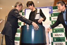 土管セットの中に入る岩永徹也（中央）。