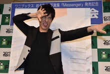 ゾンビポーズを取る岩永徹也。