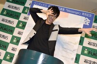 土管の中に入り、ゾンビポーズを取る岩永徹也。