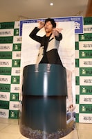 土管の中に入り、ゾンビポーズを取る岩永徹也。