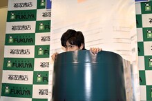 土管の中に隠れる岩永徹也。