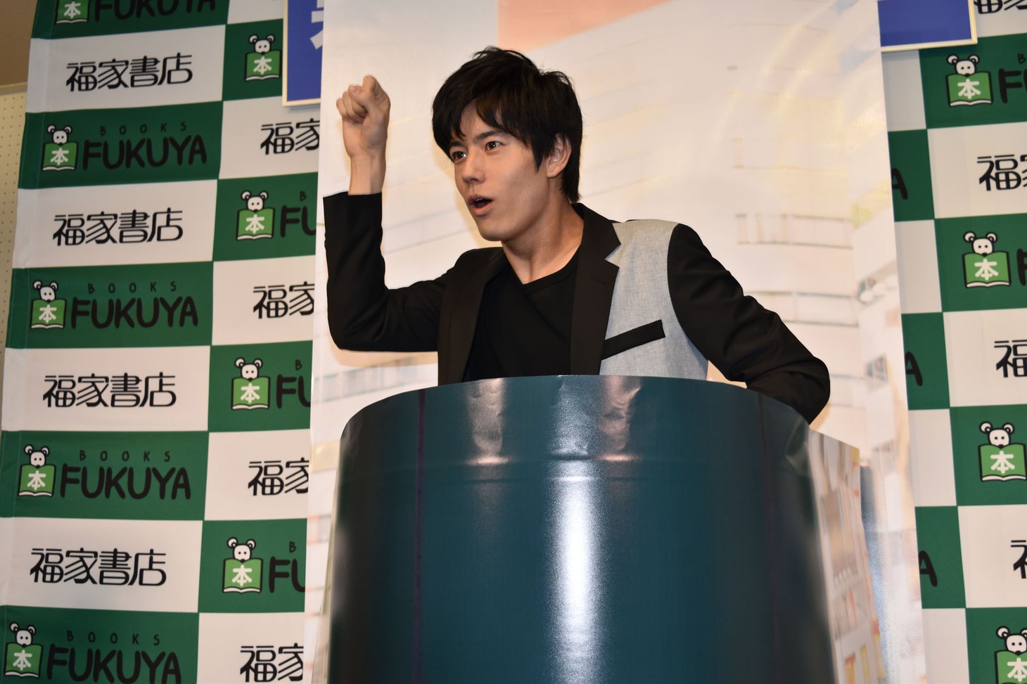ゆっくりと土管から出てくる岩永徹也。
