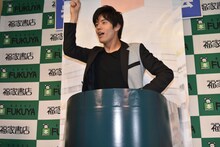 ゆっくりと土管から出てくる岩永徹也。