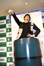 土管から出てきた岩永徹也。