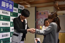 ファンと会話する岩永徹也（左）。