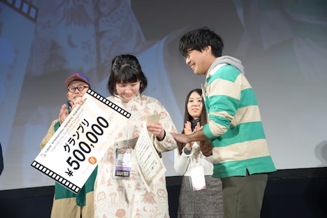 左から辻凪子、阪元裕吾。