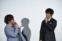 左から三木孝浩、中川大志。