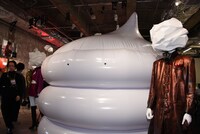 「クソ野郎と美しき世界」POP UP SHOPの“BIGオブジェ”。