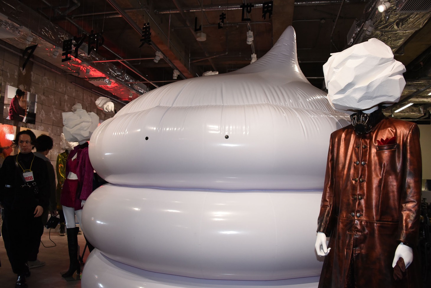 「クソ野郎と美しき世界」POP UP SHOPの“BIGオブジェ”。