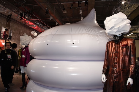 「クソ野郎と美しき世界」POP UP SHOPの“BIGオブジェ”。