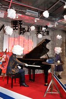 「クソ野郎と美しき世界」劇中衣装とグランドピアノ。