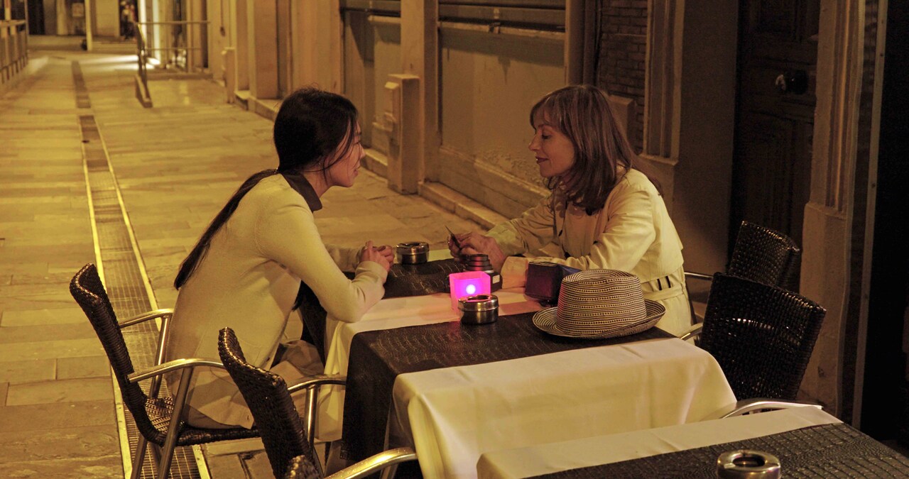 イザベル・ユペールが犬を撮影、キム・ミニ共演のホン・サンス「クレアのカメラ」予告