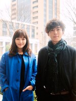 左から北村志織役の川口春奈、平野進役の高橋一生。