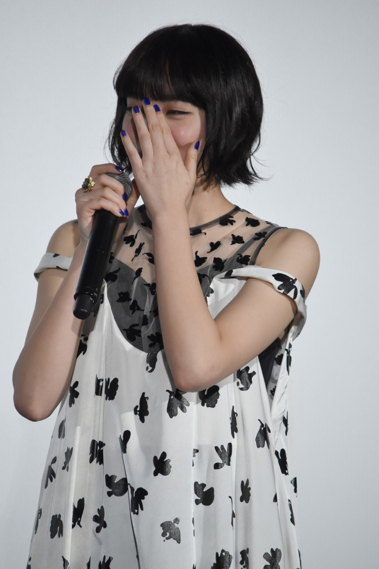 小玉ユキからの手紙に涙を浮かべてうなずく小松菜奈