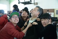 審査委員長の瀬々敬久（中央右）の胸ぐらをつかむ鳴瀬聖人（左）と辻凪子（右）。