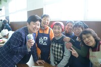 14年連続で映画祭に参加しているというフジテレビのアナウンサー笠井信輔（左）とボランティアスタッフ。