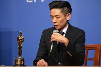 オスカー像のデザインについて語る辻一弘。