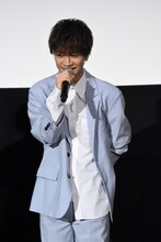 笑顔の岩田剛典。