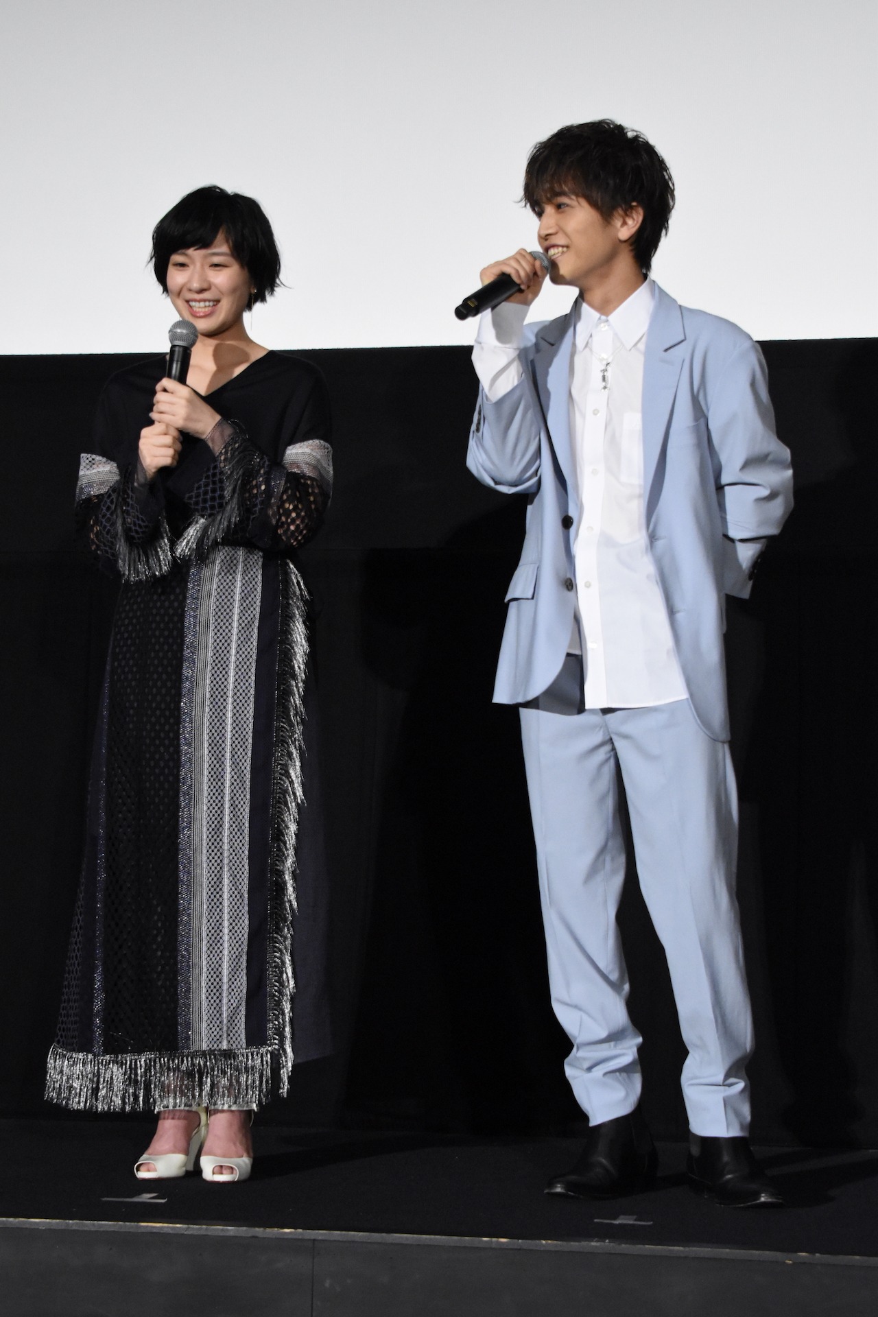 左から土村芳、岩田剛典。