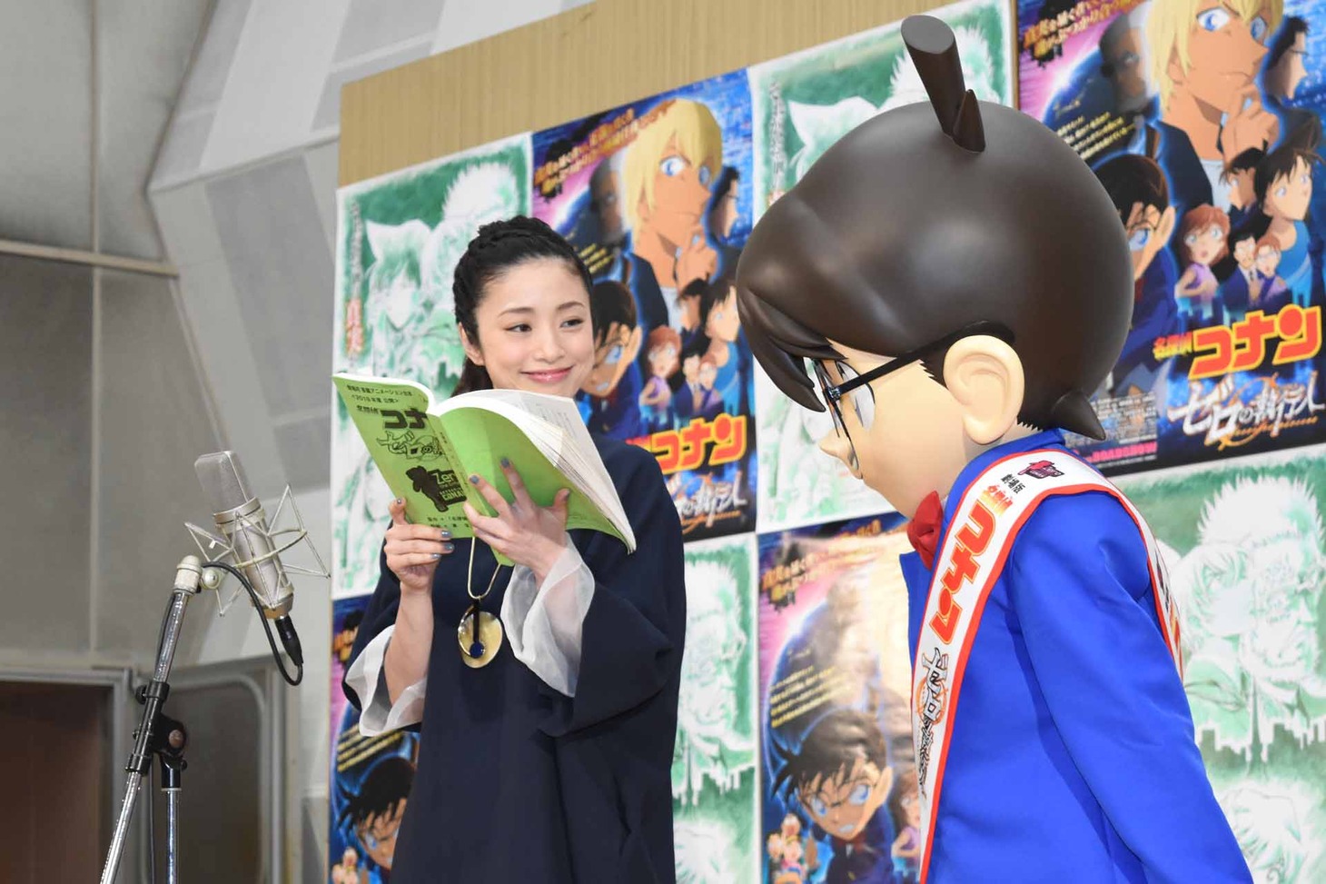 コナン（右）に台本を見せる上戸彩（左）。