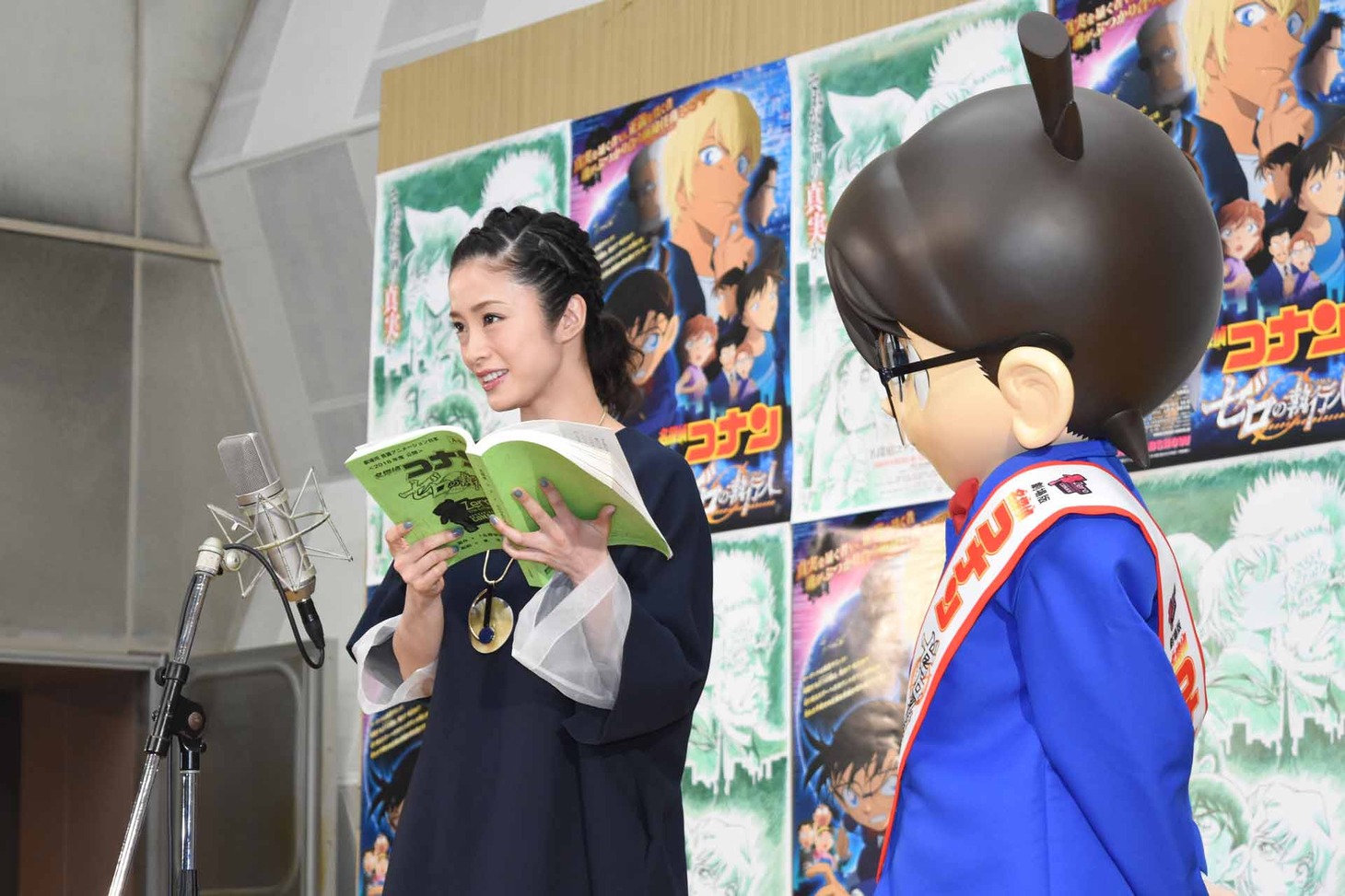 アフレコする上戸彩（左）を見守るコナン（右）。