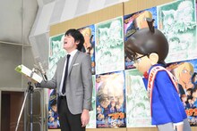 アフレコする博多大吉（左）を見守るコナン（右）。