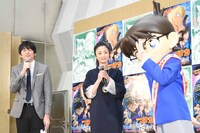 トリプルフェイスを見せてほしいとお願いするコナン（右）。