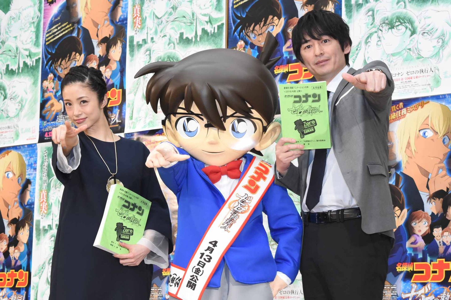 「名探偵コナン ゼロの執行人」公開アフレコイベントの様子。左から上戸彩、江戸川コナン、博多大吉。