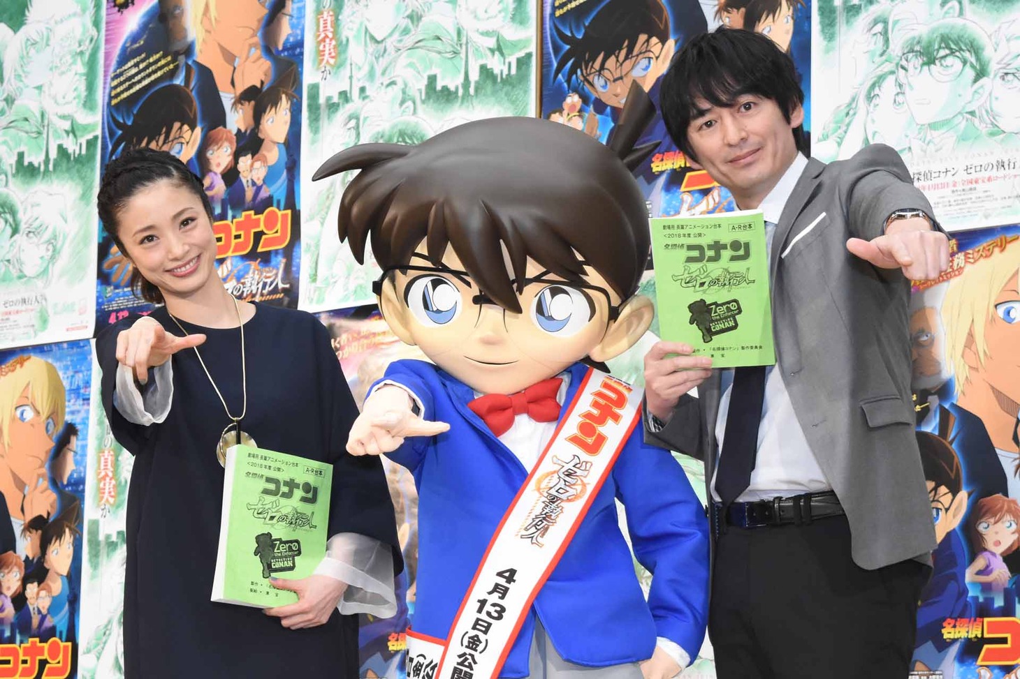 「名探偵コナン ゼロの執行人（しっこうにん）」公開アフレコイベントの様子。左から上戸彩、江戸川コナン、博多大吉。