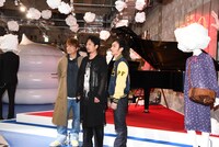 左から香取慎吾、稲垣吾郎、草なぎ剛。