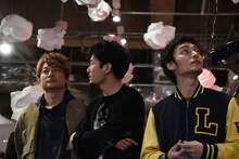 店内を見渡す3人。左から香取慎吾、稲垣吾郎、草なぎ剛。