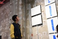 展示物を見る草なぎ剛。