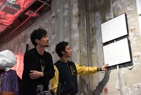 展示物を見ながら、誰がどの文字を書いたか判別しようとする草なぎ剛（右）。