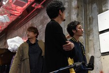 展示物を説明する香取慎吾（左）。