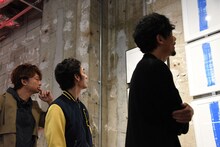 展示物を見る3人。左から香取慎吾、草なぎ剛、稲垣吾郎。