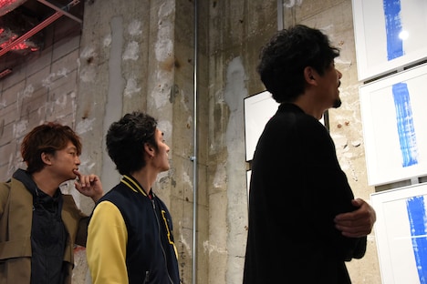 展示物を見る3人。左から香取慎吾、草なぎ剛、稲垣吾郎。